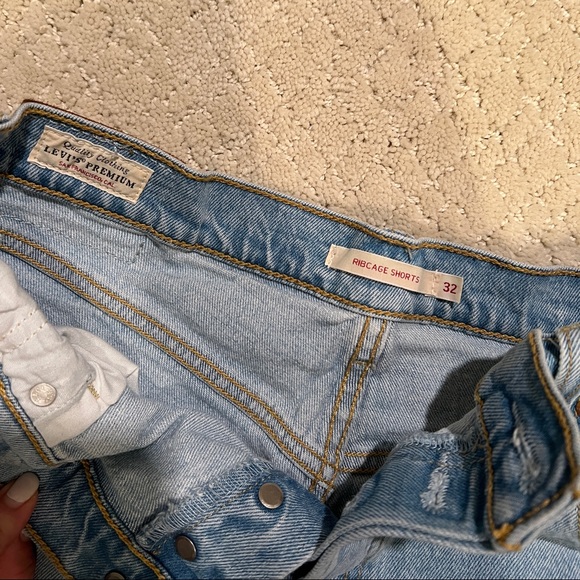 Levi’s Ribcage Shorts - Picture 3 of 5